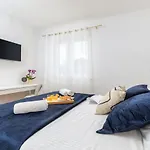Mateo Villa *